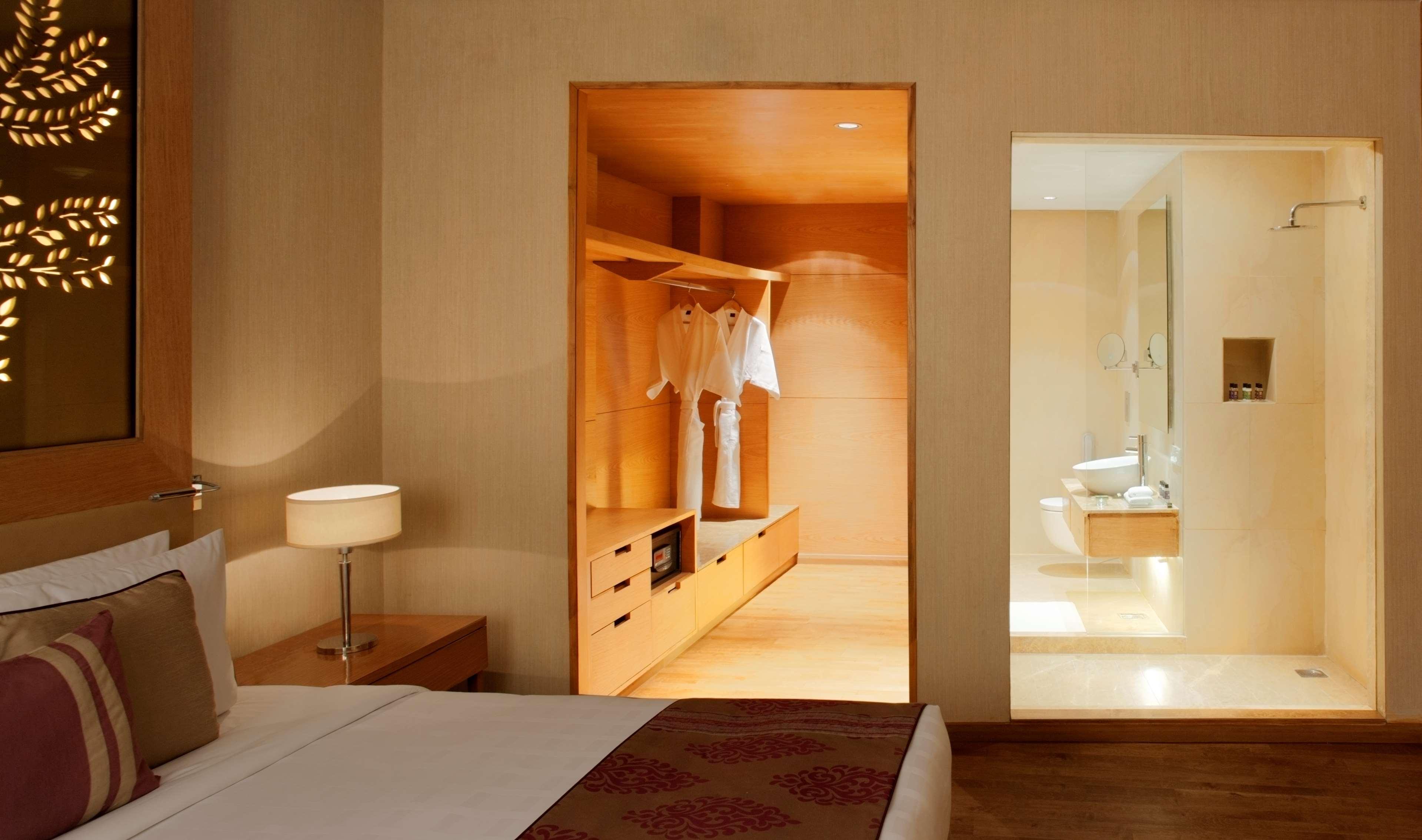 Radisson Blu Hotel New Delhi Dwarka Cameră foto A room at the hotel